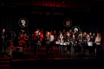 Na zdjęciu znajdują się członkowie Orkiestry Dętej na scenie 