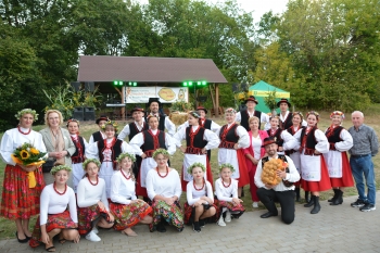 Na zdjęciu znajdują się członkowie zespołu biesiadnego 